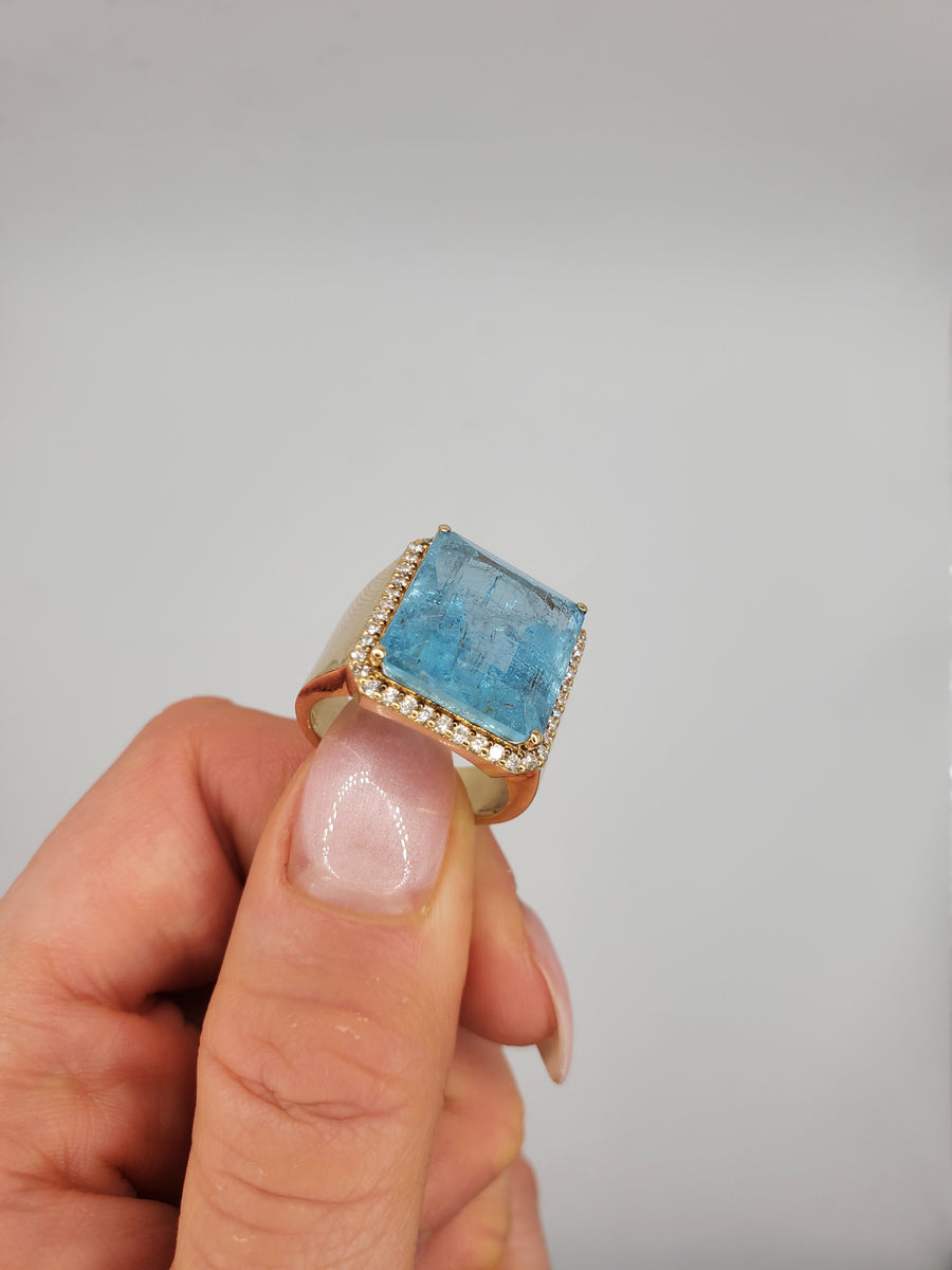 AQUAMARINE GOLD RING