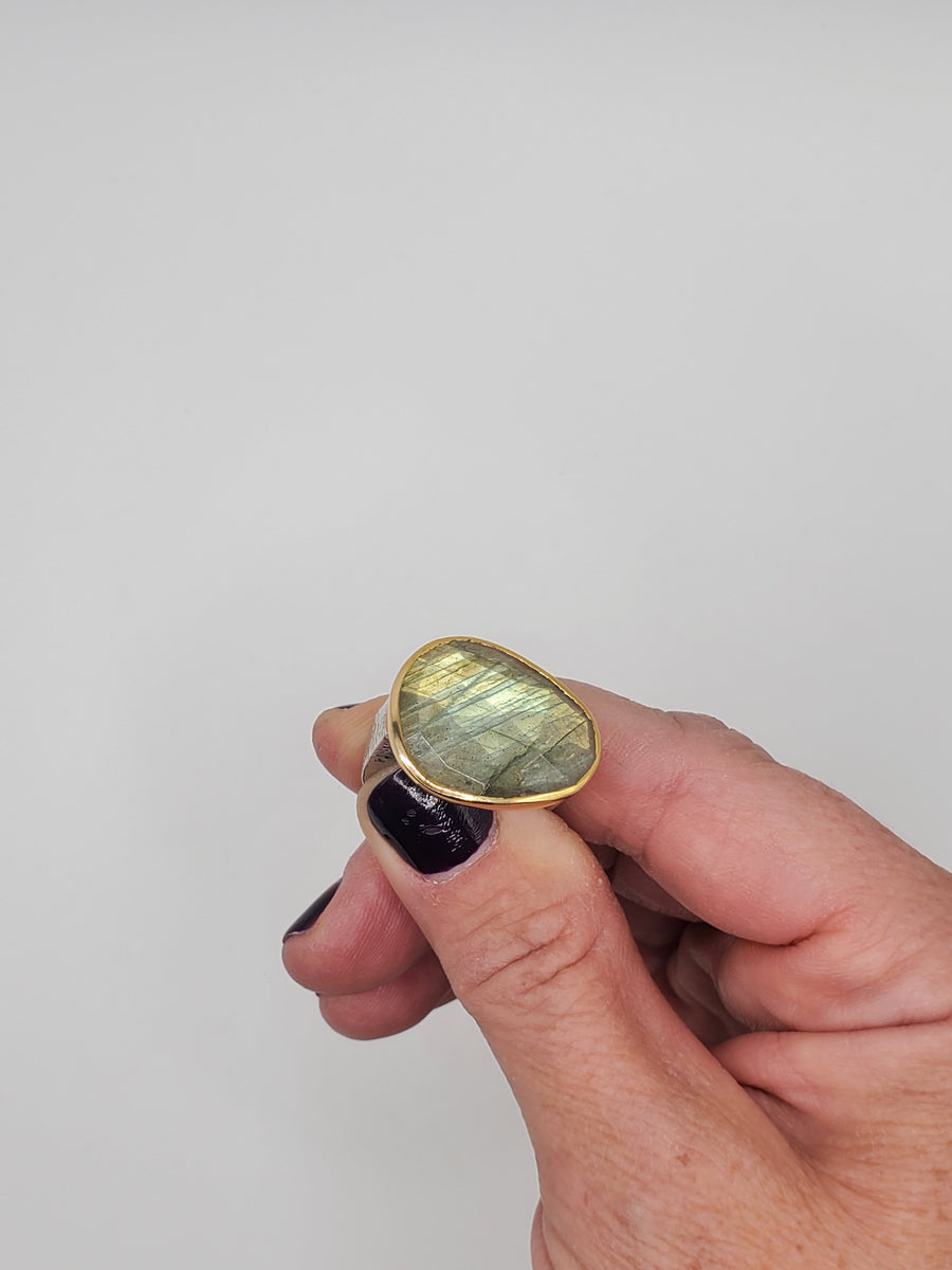 CHROMATIC GREEN LABRADORITE GOLD RING