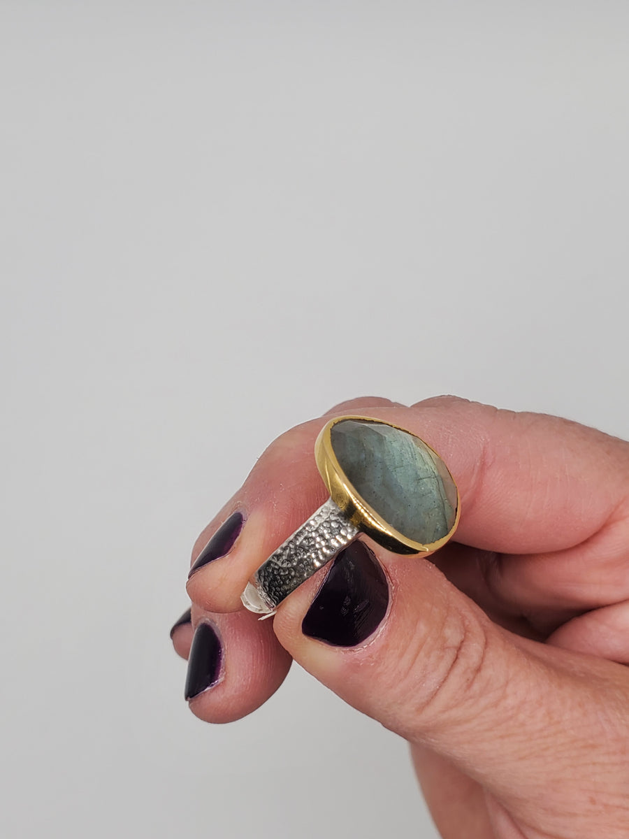 CHROMATIC GREEN LABRADORITE GOLD RING