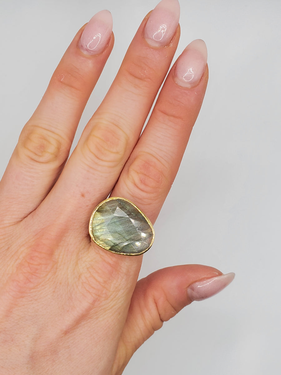 CHROMATIC GREEN LABRADORITE GOLD RING