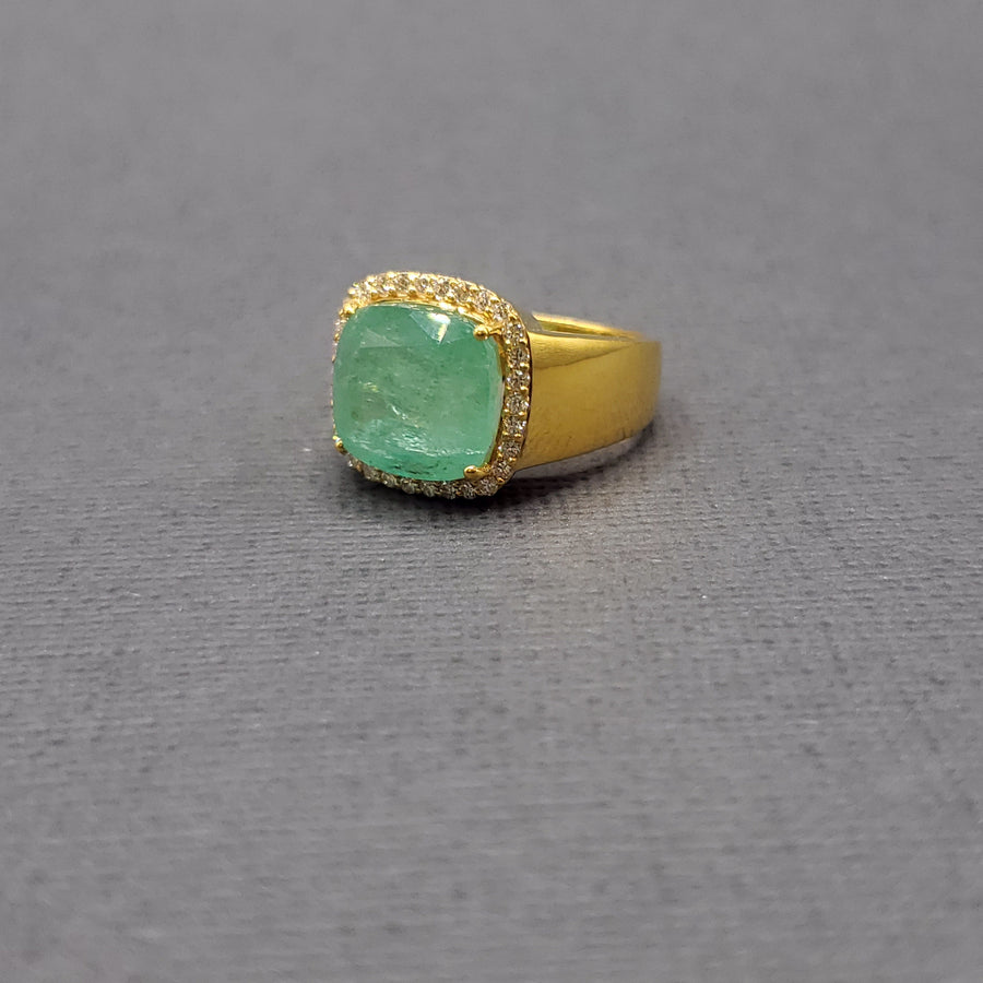 EMERALD AND DIAMOND GOLD RING