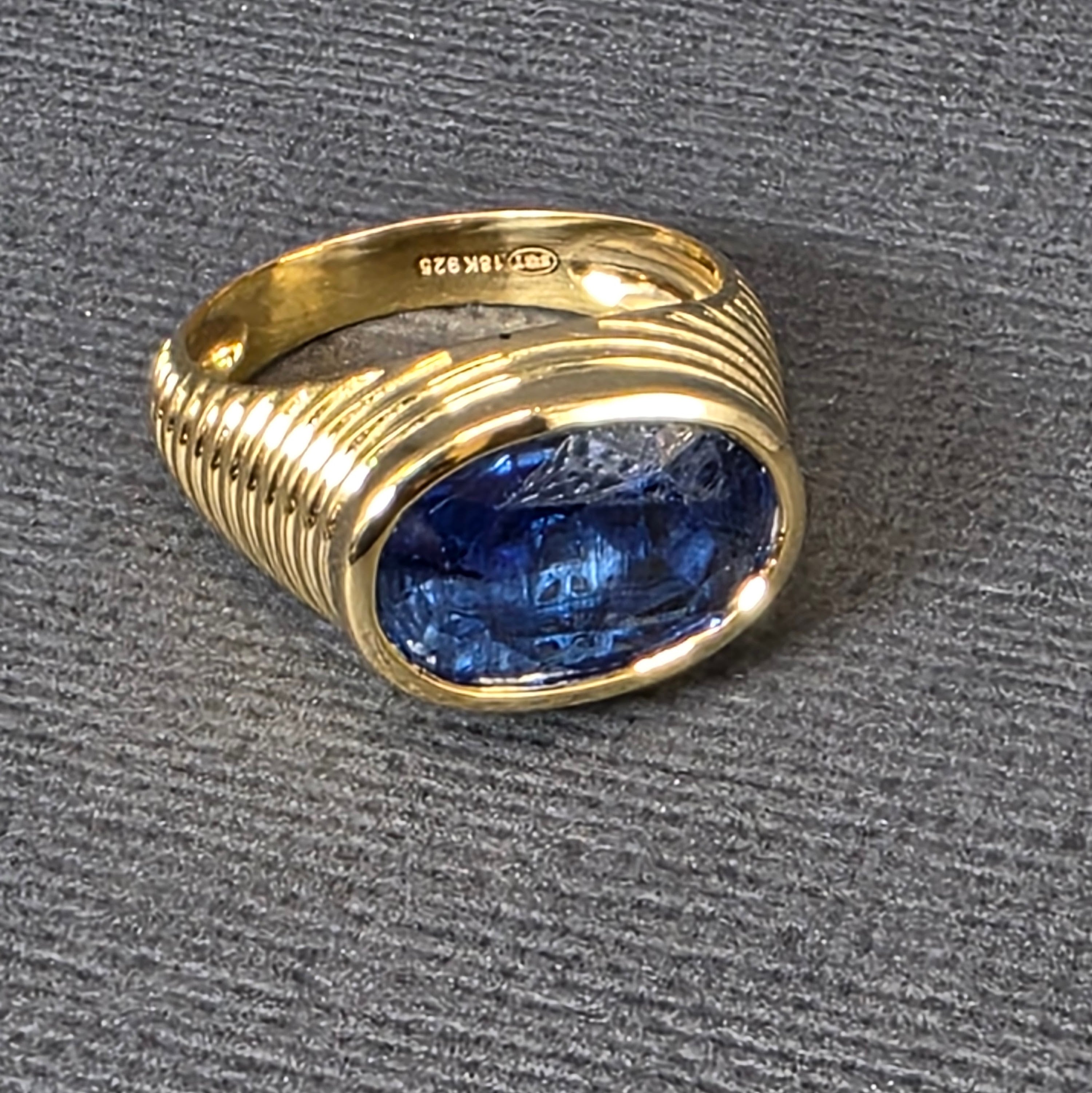 RIBBED GEMSTONES GOLD RING