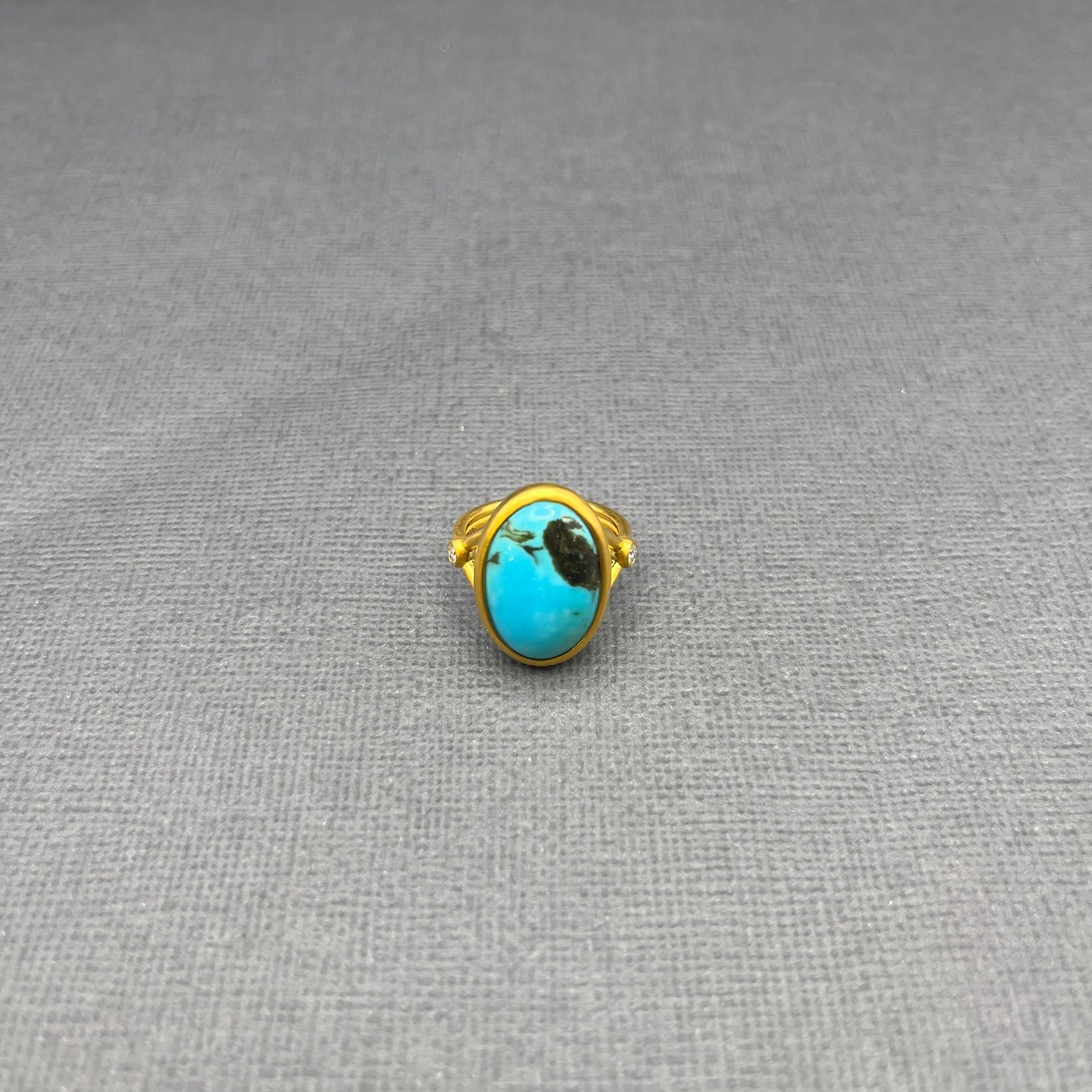 MATT 18KT GOLD RING WITH TURQUOISE STONE AND TWO DIAMONDS