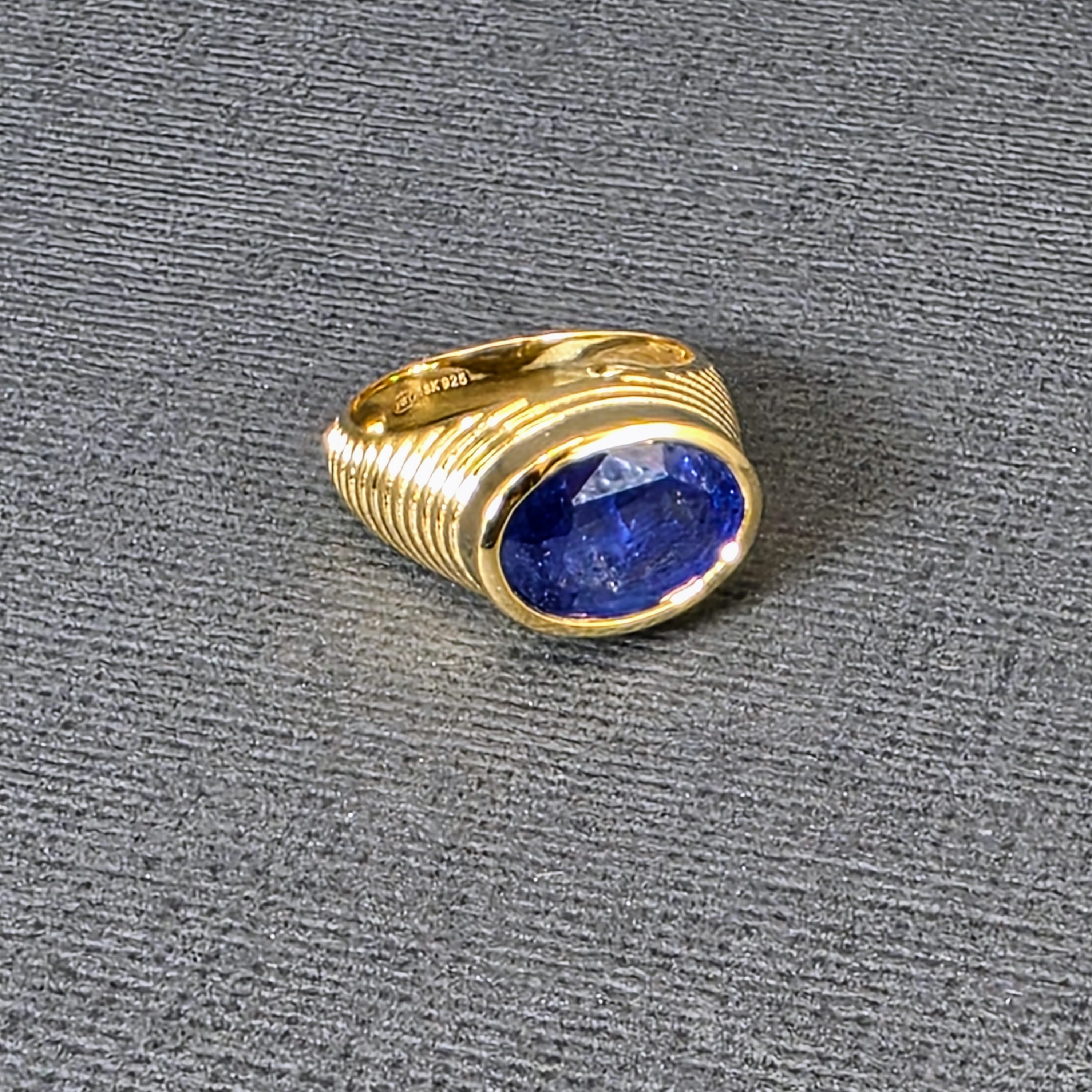 RIBBED GEMSTONES GOLD RING